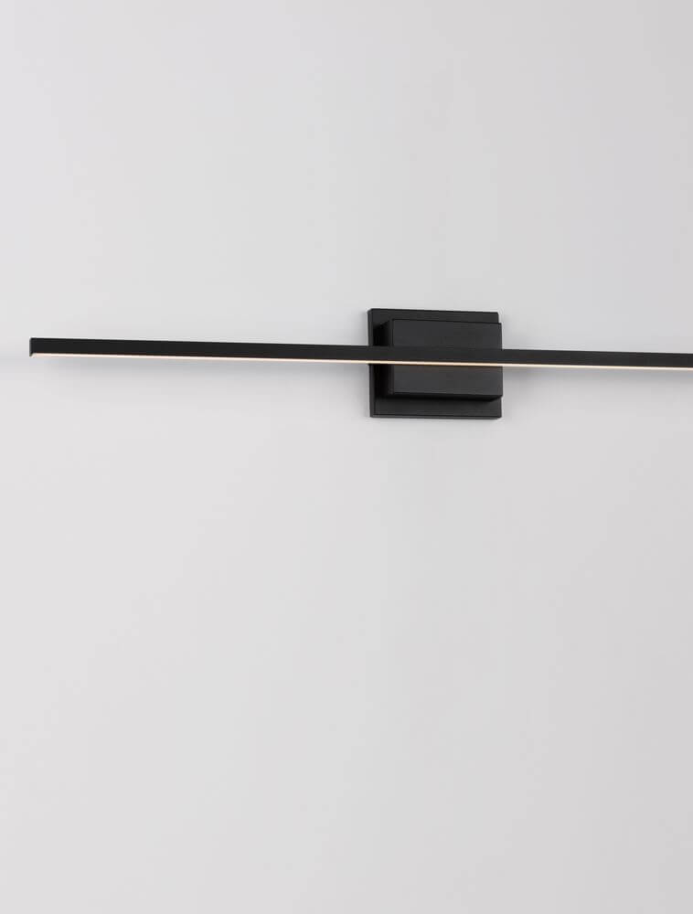 Azure LED Wandleuchte 3000K Schwarz an einer Wand montiert in modernem Design.