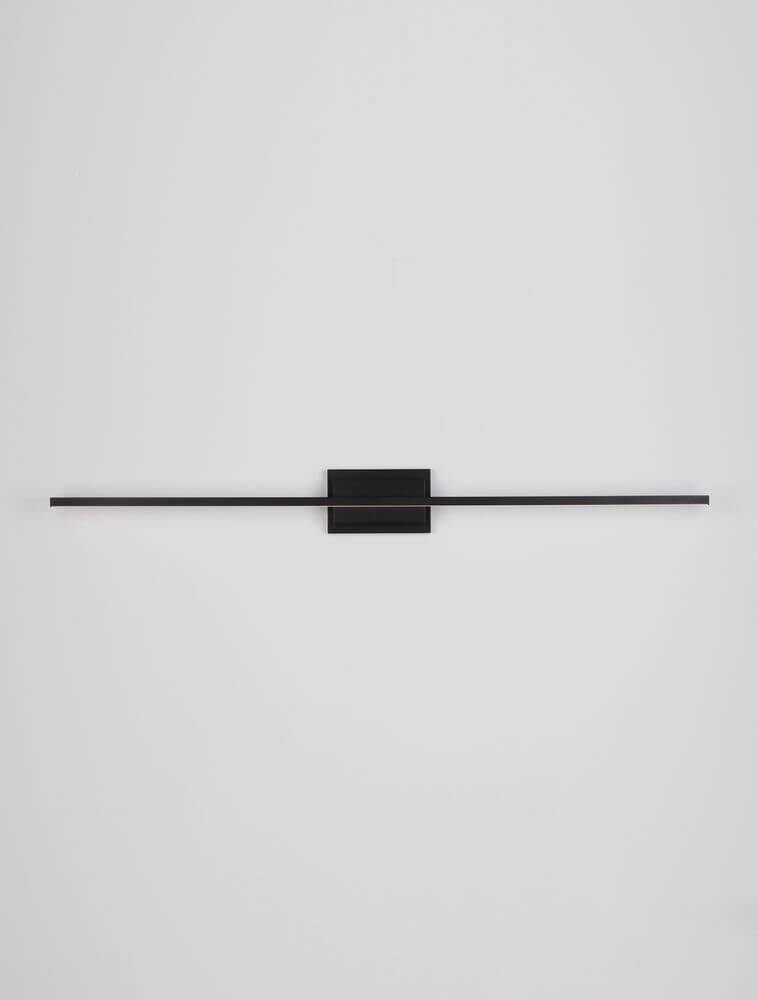 Azure LED Wandleuchte 3000K Schwarz an einer Wand montiert, modernes Design in elegantem Schwarz.