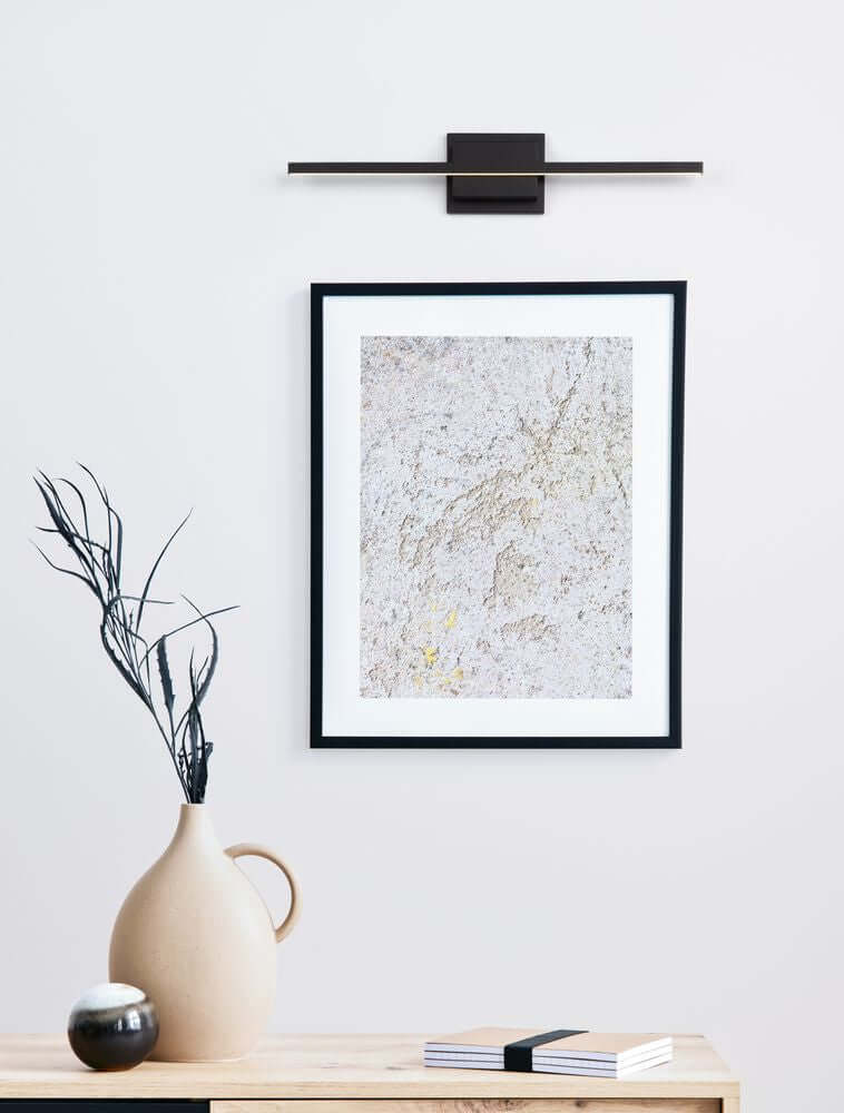 Moderne Einrichtung mit Azure LED Wandleuchte 3000K Schwarz und Kunstwerk an der Wand.
