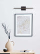 Moderne Einrichtung mit Azure LED Wandleuchte 3000K Schwarz und Kunstwerk an der Wand.