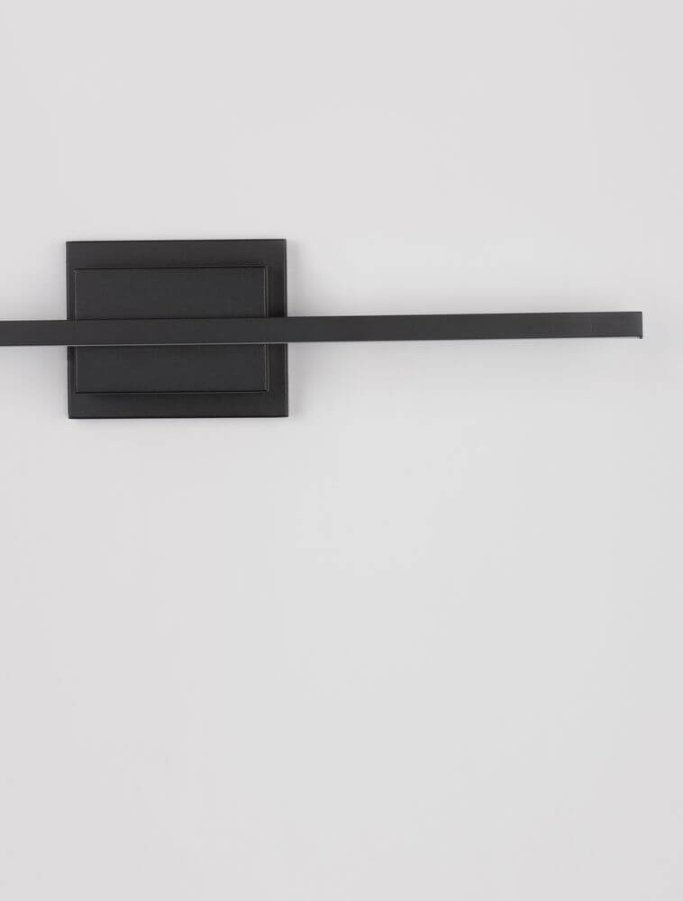 Azure LED Wandleuchte 3000K Schwarz an der Wand, modernes und elegantes Design in mattem Schwarz.