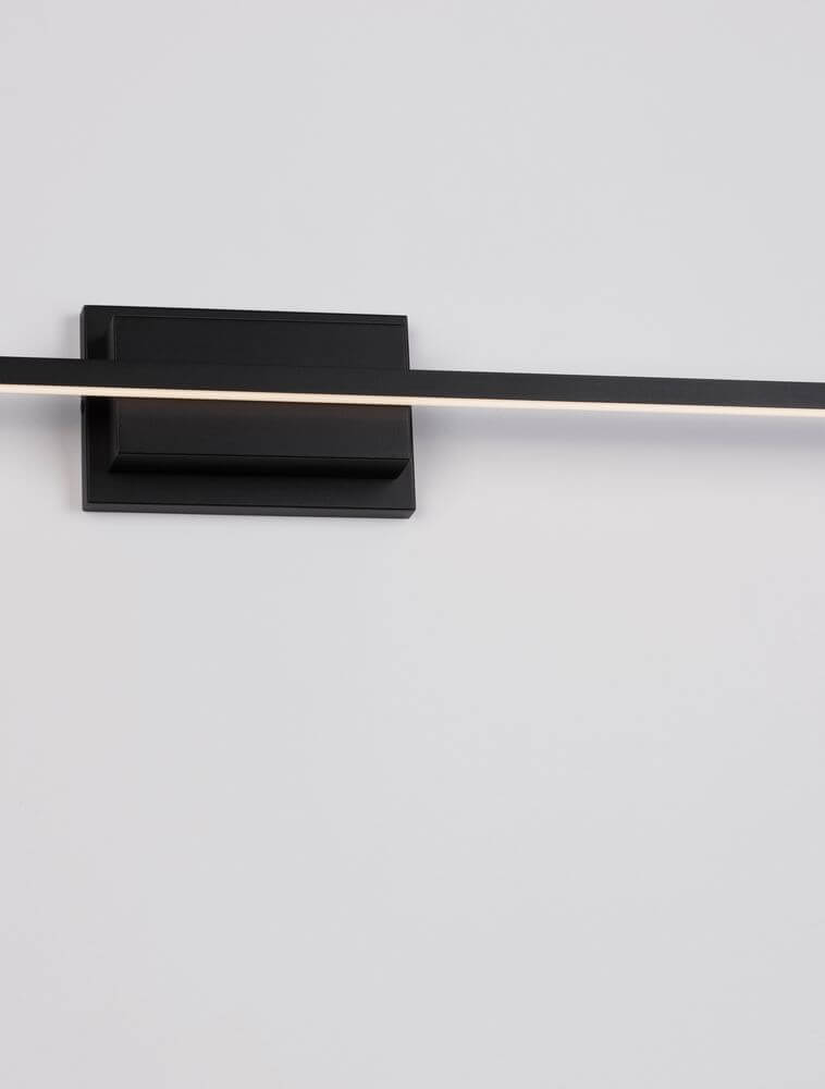 Azure LED Wandleuchte 3000K Schwarz an einer Wand montiert, modernes und elegantes Design in Schwarz.