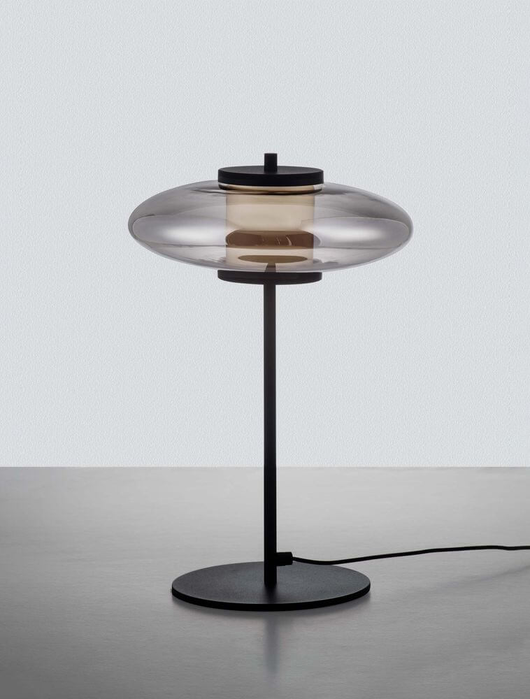 Elegante Ballet Tischleuchte, 3000k, mit modernem Design und klarem Glasschirm auf schwarzem Sockel.