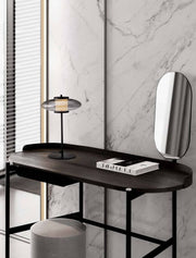 Ballet Tischleuchte 3000k von Nova Luce auf modernem Schreibtisch mit smoky Grey Glasabdeckung und dunklem Metallgestell