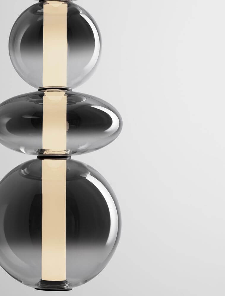 Bally LED Pendelleuchte Ø 20cm 4-flammig – getönte Glaskugeln, goldener beleuchteter Kern, moderne Designer-Pendelleuchte für Wohnzimmer oder Schlafzimmer
