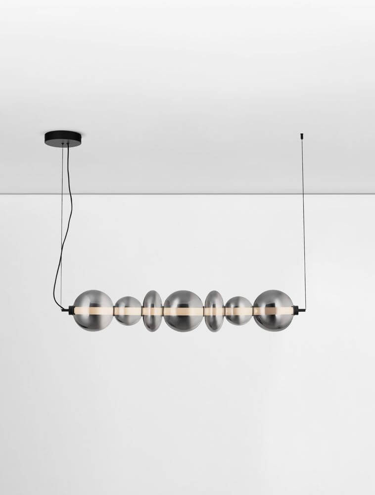 Bally LED Pendelleuchte 7-flammig in modernem Design mit matt schwarzem Aluminium und rauchgrauem Glas.
