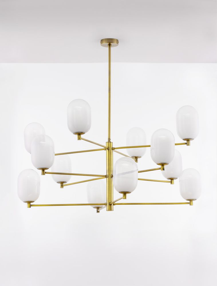 Elegante 12-flammige Pendelleuchte BALOR in Gold mit weißen Opalglas-Schirmen, ideal für Esstische.