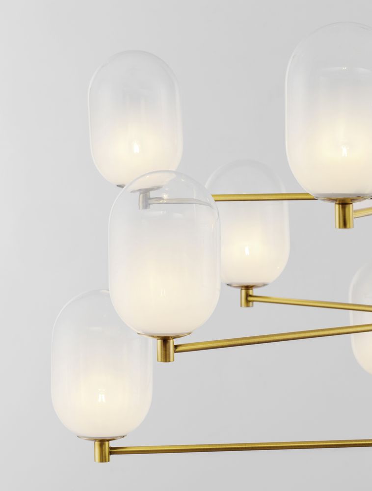 Pendelleuchte BALOR mit 12 Opalglasschirmen in Gold und Weiß, eleganter Stil für Esstische.