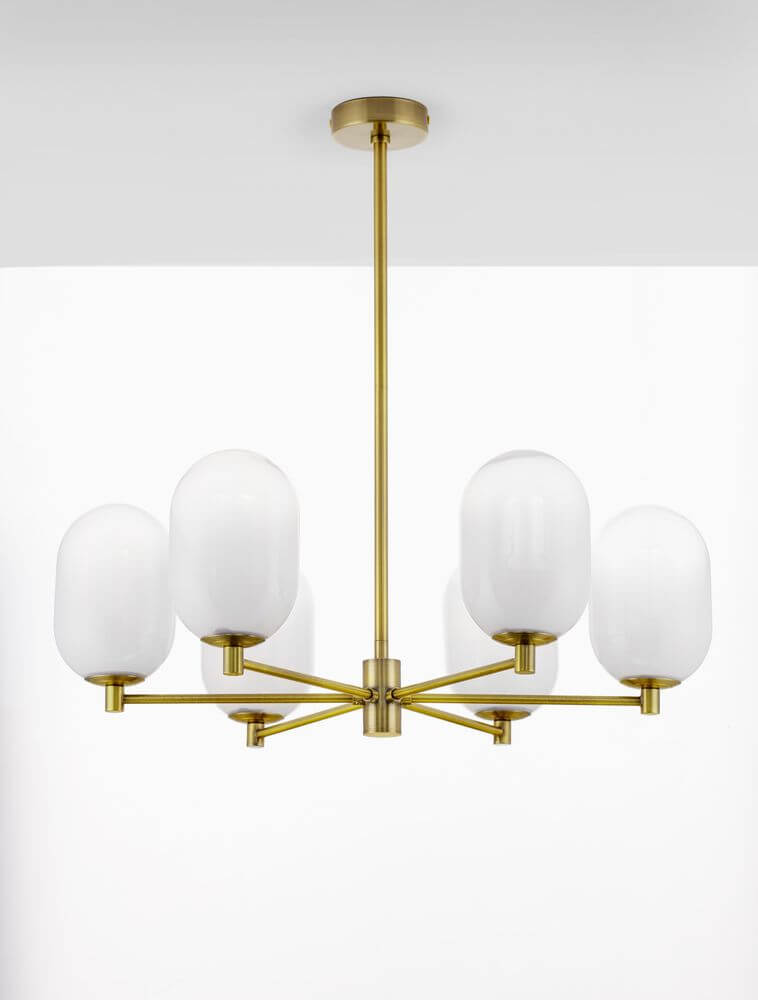 Balor Pendelleuchte 6-flammig Gold, Weiß mit ovalen, opalweißen Leuchtenschirmen in modernem Design.