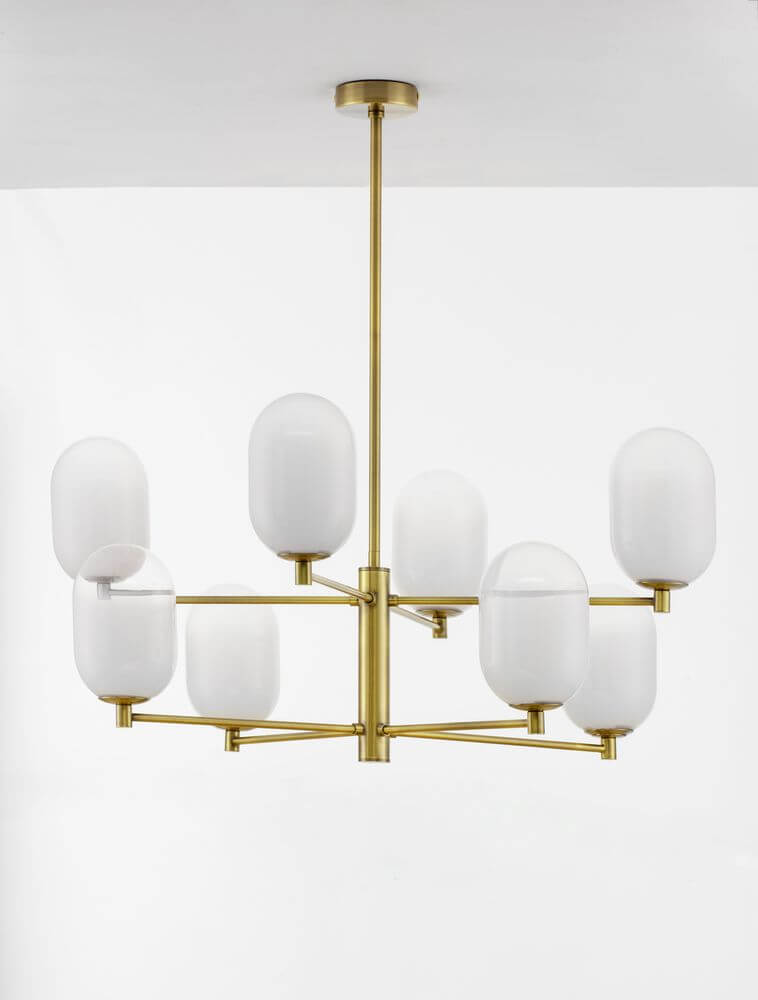 Balor Pendelleuchte 8-flammig Gold, Weiß mit ovalen Opalschirm aus mundgeblasenem Glas.
