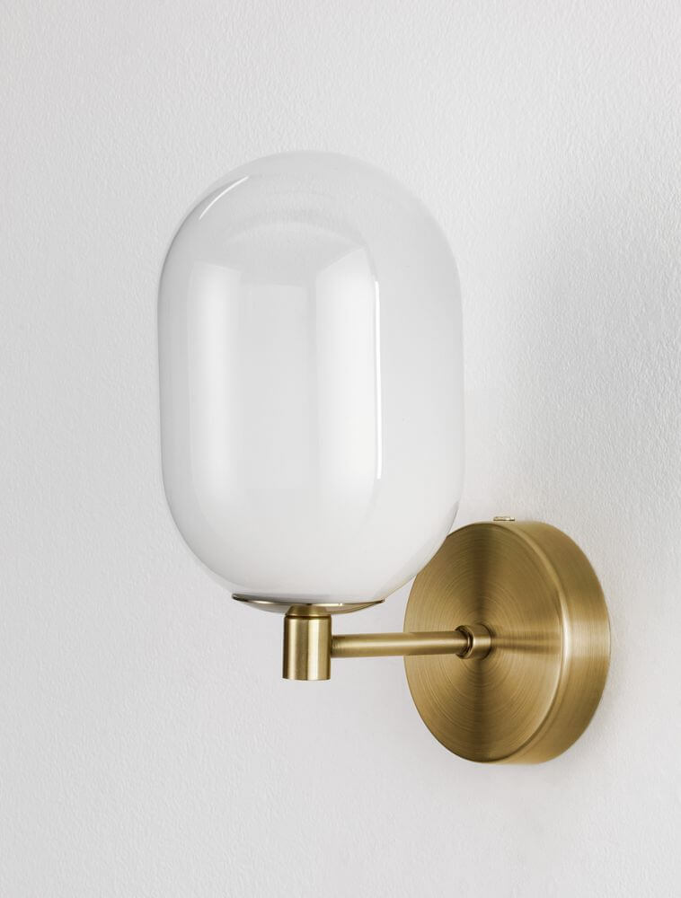 Balor Wandleuchte Gold aus Aluminium mit Opalglaskorpus, elegantes Design für Bett oder Wohnzimmer.