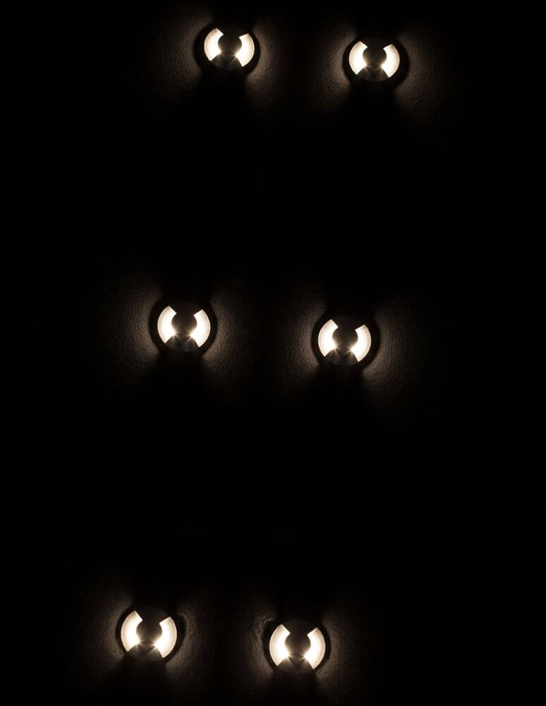 Bang LED Außenbodeneinbauleuchte Nickel IP67 in modernem Design, installiert an der Wand, beleuchtet den Raum.