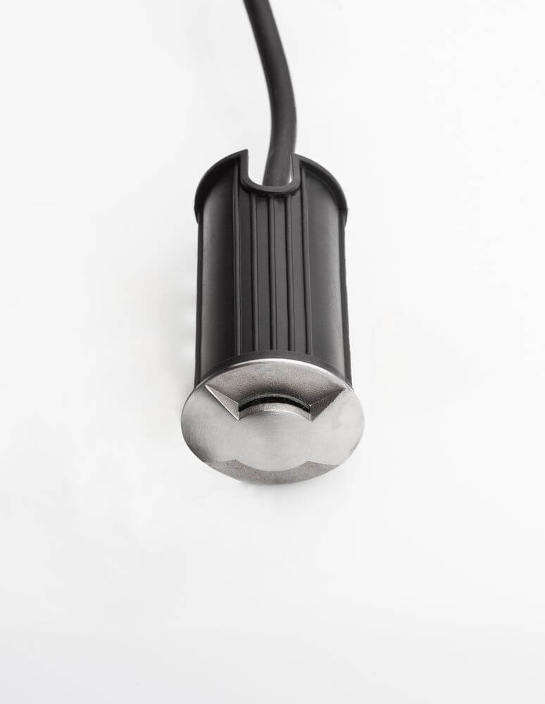 Bang LED Außenbodeneinbauleuchte Nickel IP67 mit Kabel und Anschlussdetails.