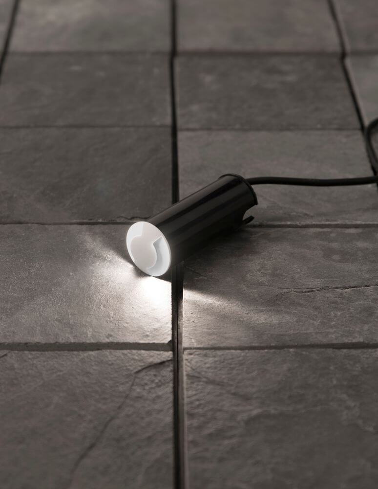 Bang LED Außenbodeneinbauleuchte Nickel IP67 auf grauen Fliesen, stilvolle Beleuchtung für Außenbereiche.