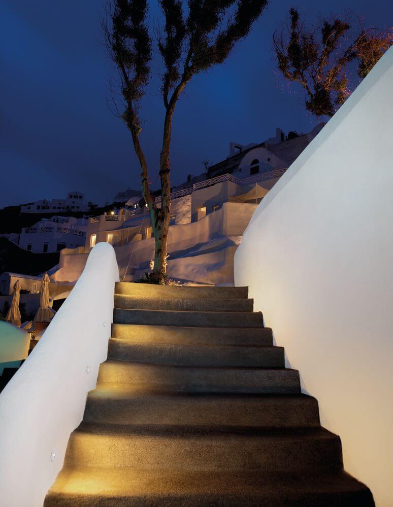 Bang LED Außenbodeneinbauleuchte Weiß IP67 beleuchtet die Treppe in einer modernen Außenanlage