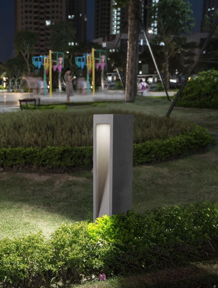 Barco LED Außenwegeleuchte 3000K Grau IP65 in einem modernen Garten bei Nacht.
