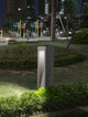 Barco LED Außenwegeleuchte 3000K Grau IP65 in einem modernen Garten bei Nacht.