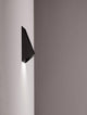 Bazz LED Wandleuchte 3000K an einer Wand in minimalistischer schwarzer Aluminium-Optik.