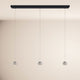 s.luce Beam LED Esstisch-Pendelleuchte Balken 120cm mit drei hängenden Leuchtkugeln auf schwarzem Balken.