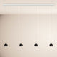 s.luce Beam LED Pendelleuchte mit vier schwarzen Lampen, ideal für Esstisch und Küchentresen.