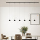s.luce Beam LED Hängeleuchte im modernen Esszimmer mit schwarzem Schienensystem und eleganten Pendelleuchten.