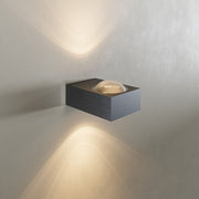 s.luce Beam X lampe murale moderne Up & Down carrée avec une surface de haute qualité, brossée en noir.