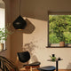 Tom Dixon Beat Stout Pendelleuchte in schwarzem Messing, moderne Raumbeleuchtung in eleganter Wohnumgebung.
