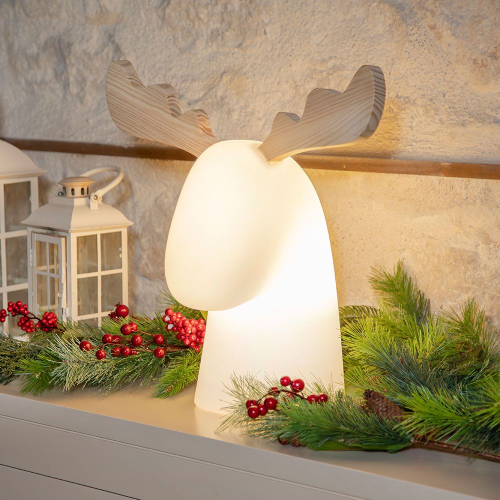 Beleuchtetes LED Rentier Rudy als Nachttischlampe mit warmweißem Licht und Holzgeweih, ideal für gemütliche Dekoration.