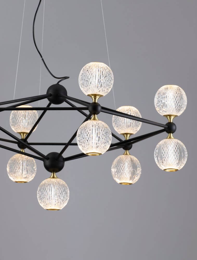 Belinda LED Pendelleuchte Ø 89cm 13-flammig mit geometrischem Design und eleganten Glaskugeln.