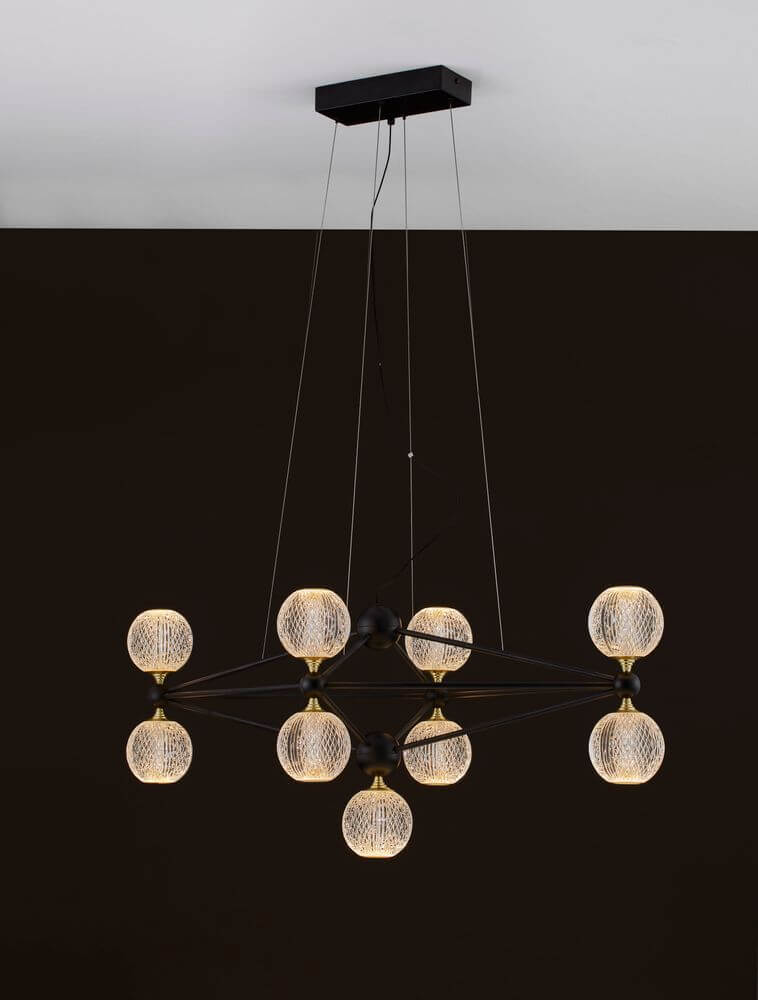 Belinda LED Pendelleuchte 9-flammig mit geometrischem Design und 9 dekorativen Glaskugeln über schwarzem Hintergrund.