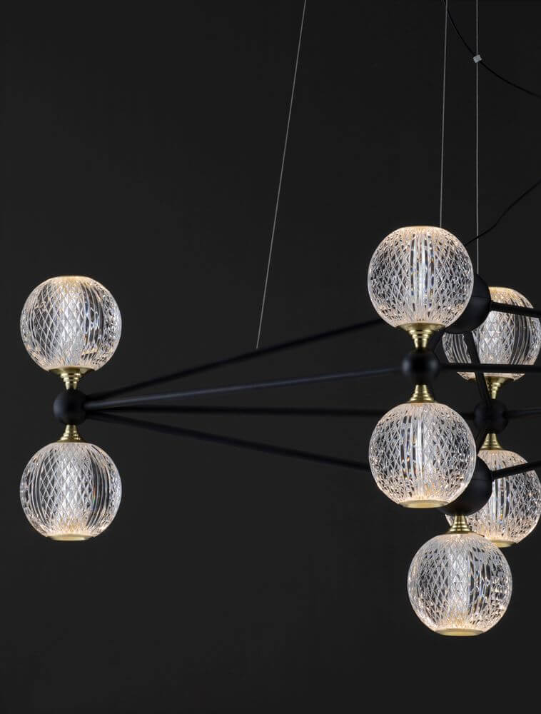 Belinda LED Pendelleuchte 9-flammig mit geometrischem Design und stilvollen Glaskugeln.