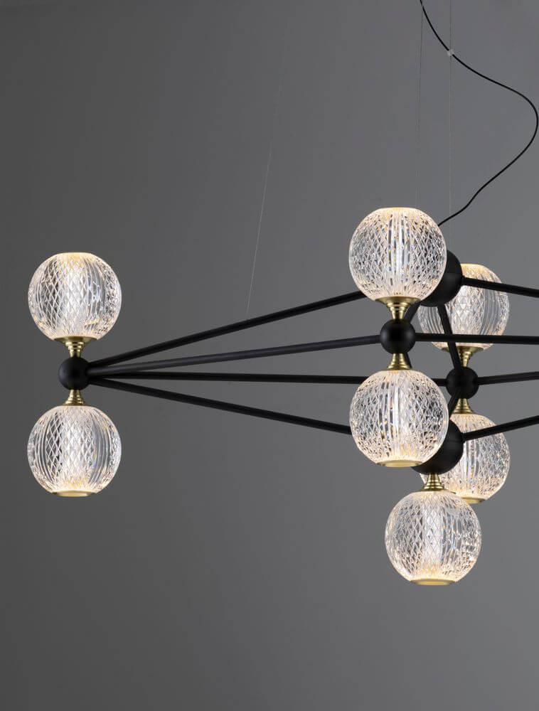 Belinda LED Pendelleuchte 9-flammig mit geometrischem Design und edlen Glaskugeln.
