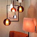 Moderne hängende Lampen im Wohnzimmer mit warmem Licht und stilvollem Design.