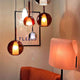 Moderne hängende Lampen im Wohnzimmer mit warmem Licht und stilvollem Design.