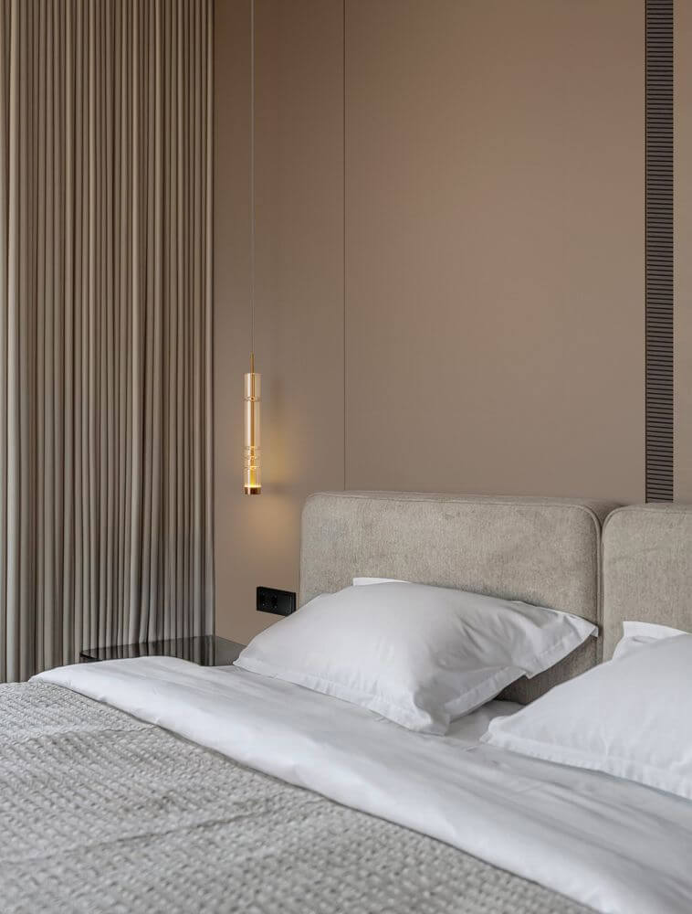 Bento LED Pendelleuchte 3000K Gold in modernem Schlafzimmer neben dem Bett, elegante Einrichtung.