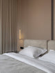 Bento LED Pendelleuchte 3000K Gold in modernem Schlafzimmer neben dem Bett, elegante Einrichtung.