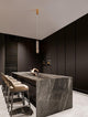 Bento LED Pendelleuchte 3000K Gold in modernem Kücheninterieur mit eleganter Kücheninsel.