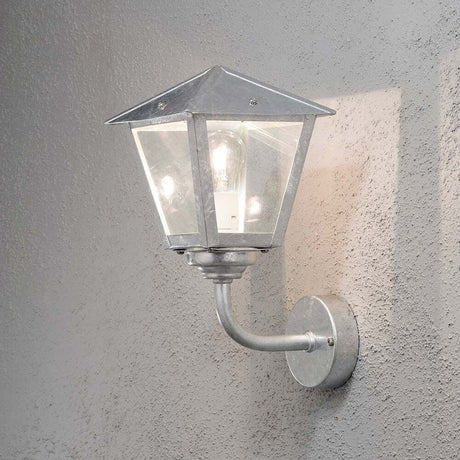 Lampa ścienna zewnętrzna Benu ze stali galwanizowanej, przyciemnione szkło akrylowe zamontowana na ścianie.