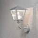 Benu Außen-Wandleuchte galvanisierter Stahl, rauchfarbenes Acrylglas an einer Wand montiert.