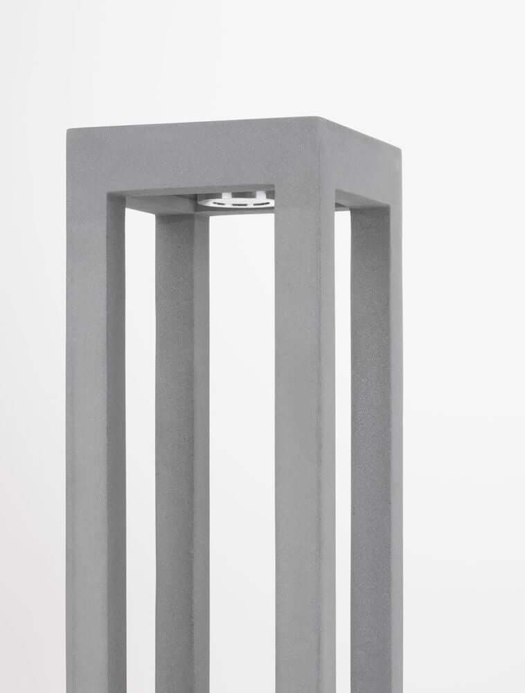 Detailansicht der Bev Außenwegeleuchte Grau aus robustem Beton und hochwertigem Glas.
