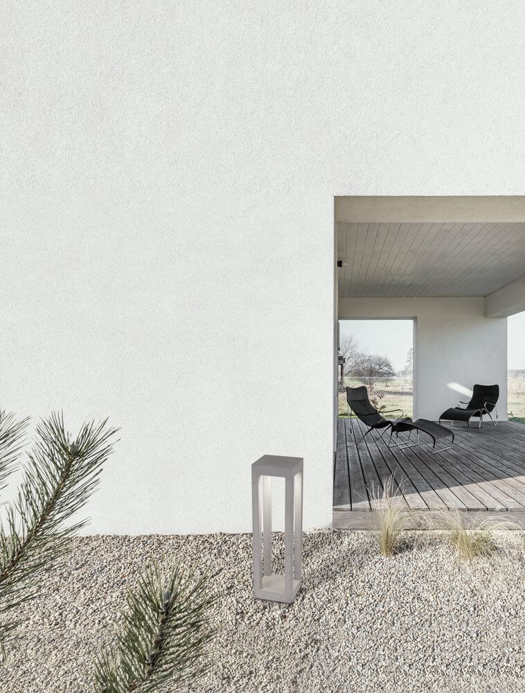 Bev Außenwegeleuchte Grau neben einem modernen Haus mit minimalistischer Landschaftsgestaltung.