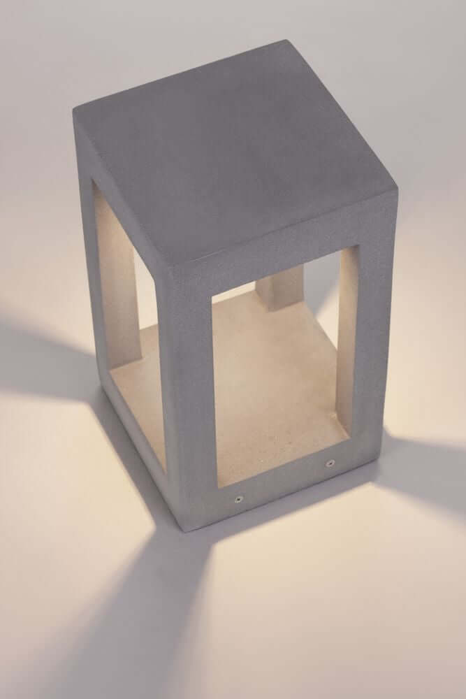 Bev LED Außensockelleuchte 3000K Grau IP65 auf einem weißen Hintergrund, aus Beton und Glas gefertigt.