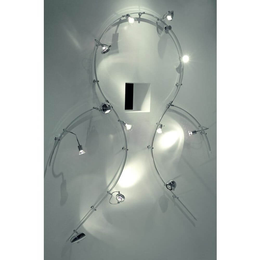 Moderne Wandlampe mit geschwungenem Design und mehreren flexibel ausrichtbaren Leuchten.