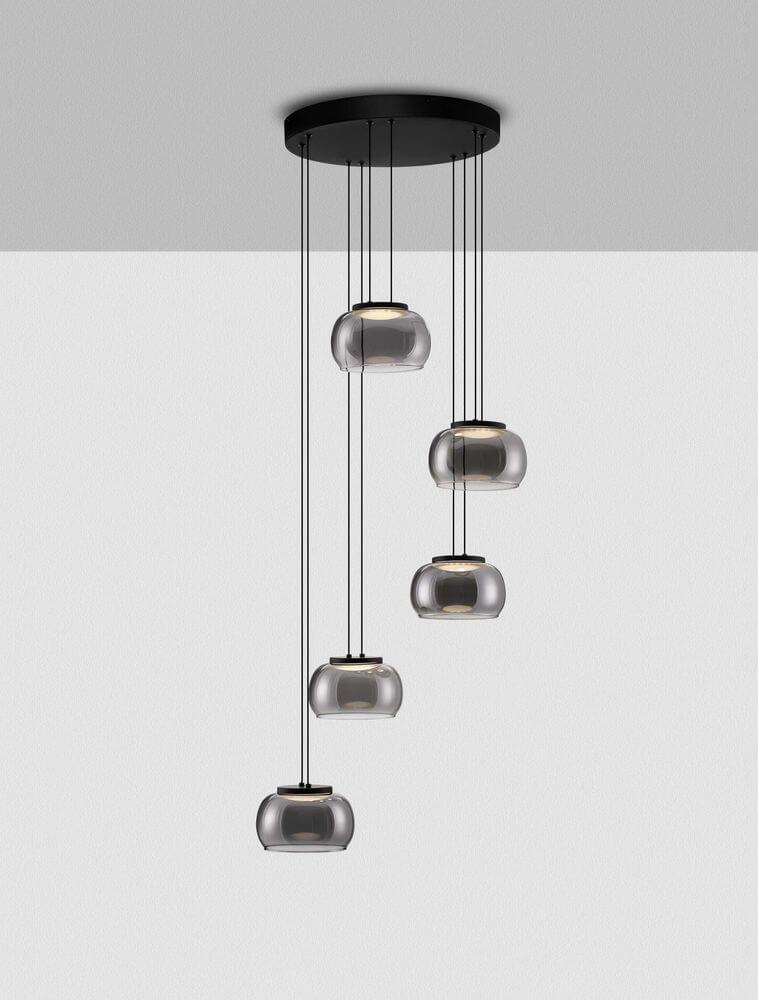 Bios Pendelleuchte 5-flammig Ø 52cm 3000K Schwarz, Rauch, elegante Deckenleuchte mit rauchigen Glaskugeln.