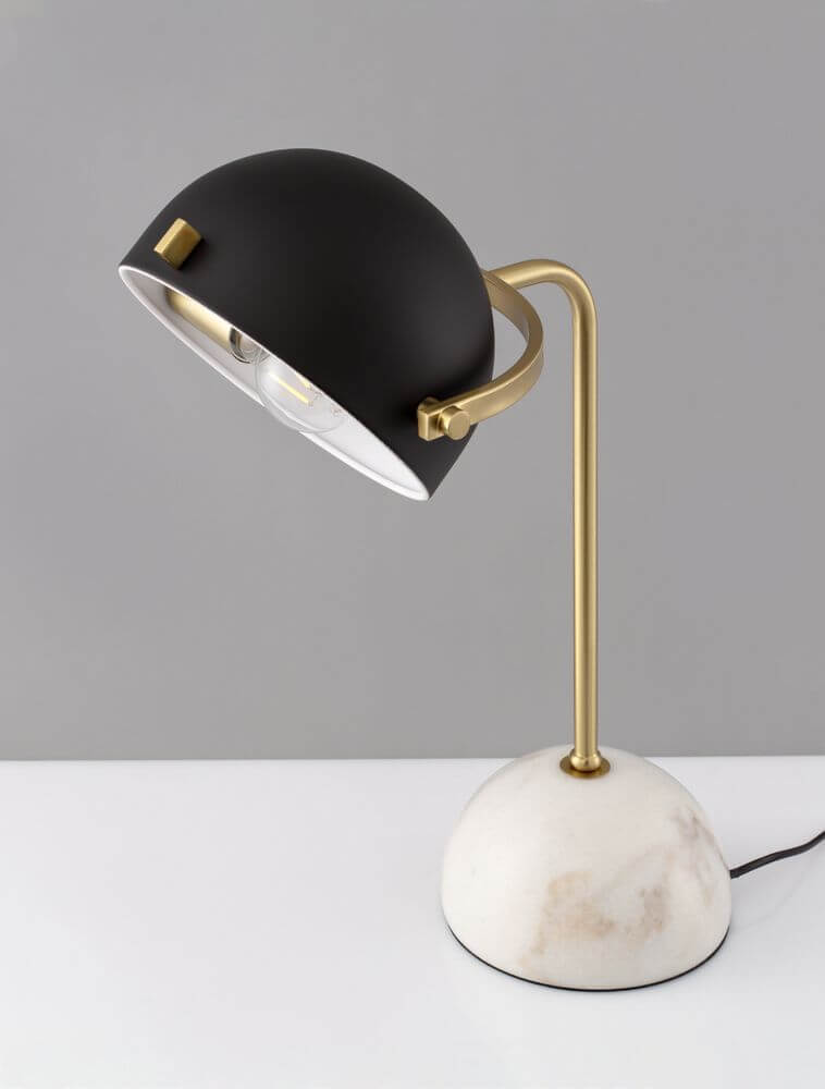 Bishop Tischleuchte Weiß, Gold, Schwarz mit Marmor- und Metallbasis in modernem Design.