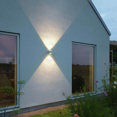 Bitonto LED Wandleuchte 2-flammig an einer Außenwand mit elegantem Up- & Downlight.