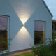 Bitonto LED Wandleuchte 2-flammig an einer Außenwand mit elegantem Up- & Downlight.