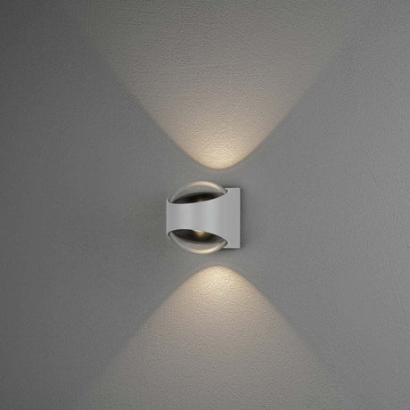 Bitonto LED Wandleuchte 2-flammig an grauer Wand mit sanftem Up- & Downlight in Weiß.