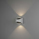 Bitonto LED Wandleuchte 2-flammig an grauer Wand mit sanftem Up- & Downlight in Weiß.