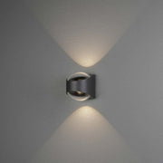 Bitonto LED Wandleuchte 2-flammig mit Up- & Downlight in Dunkelgrau an Wand montiert.
